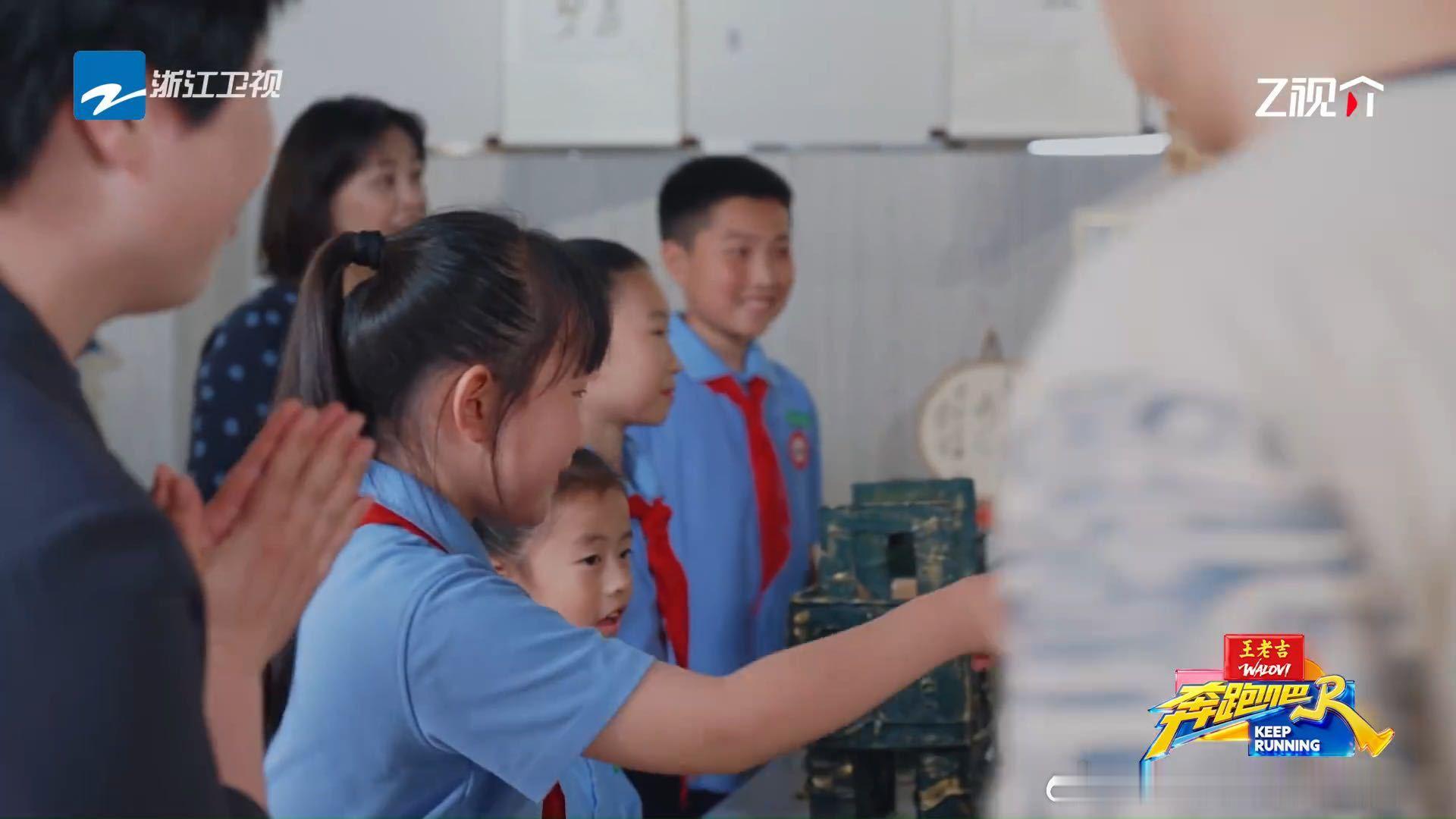 白鹿和小学生粉丝击掌白鹿和喜欢自己三年的小粉丝击掌奔跑吧 小朋友的喜欢简单又执着