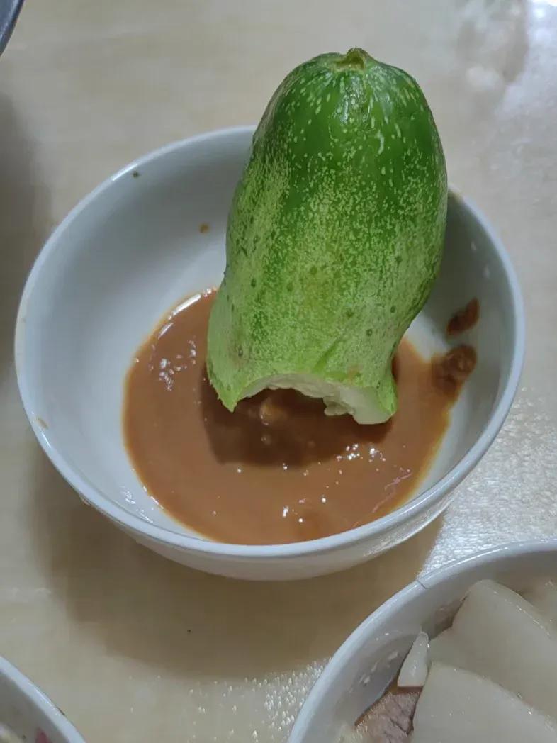 万物皆可蘸的东北大酱，那么咸，为什么那么多人爱吃，作为南方人的我是吃不习惯！

