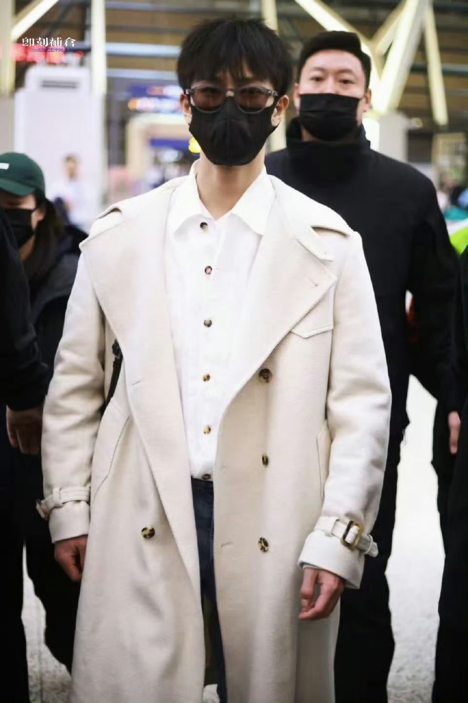 李昀锐出发米兰时装周 没有人能从李昀锐出发米兰时装周机场路透里走出来[跪了]帅的