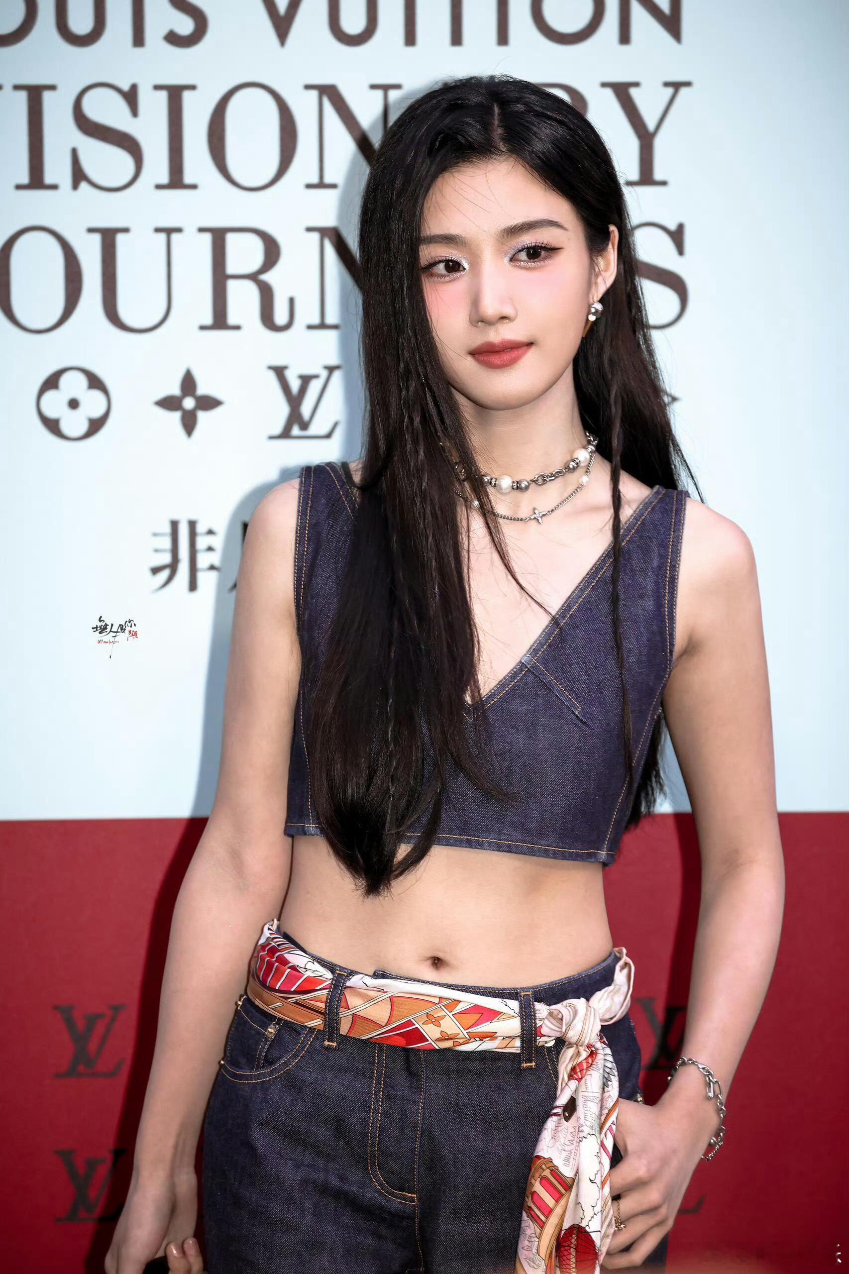 卢昱晓好直观的瘦卢昱晓真的瘦了好多啊啊啊，lv大秀生图真的要杀疯了，感觉马甲线要
