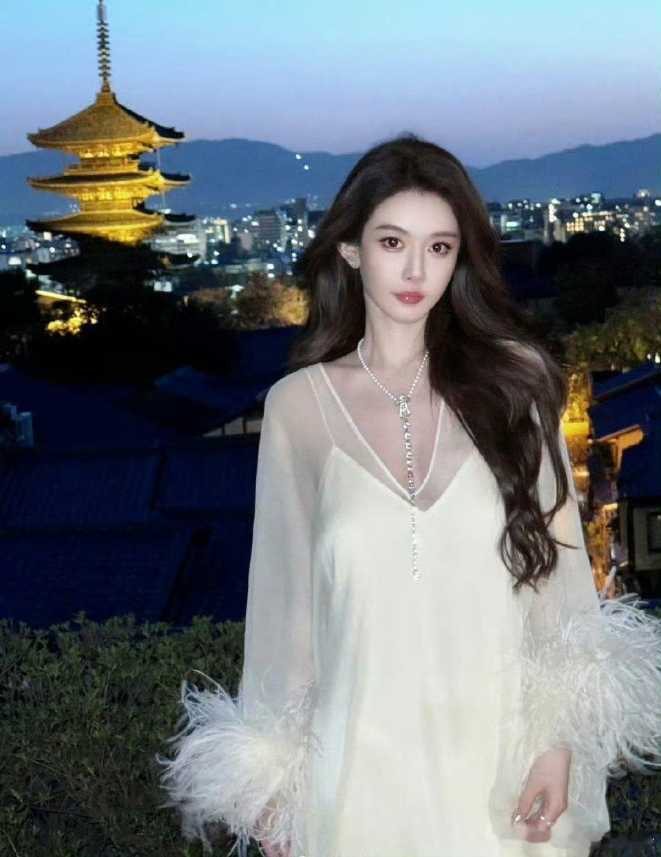 冯绍峰恋情  冯绍峰[超话] 听说有博主爆料冯绍峰应该是有女朋友了，有人拍到在街