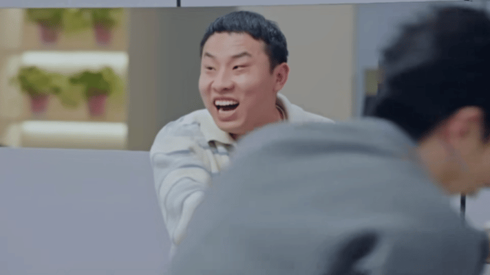 魏大勋山羊跳带走了徐志胜的假发片徐志胜：我拿你当兄弟，你拿我当跨栏。 