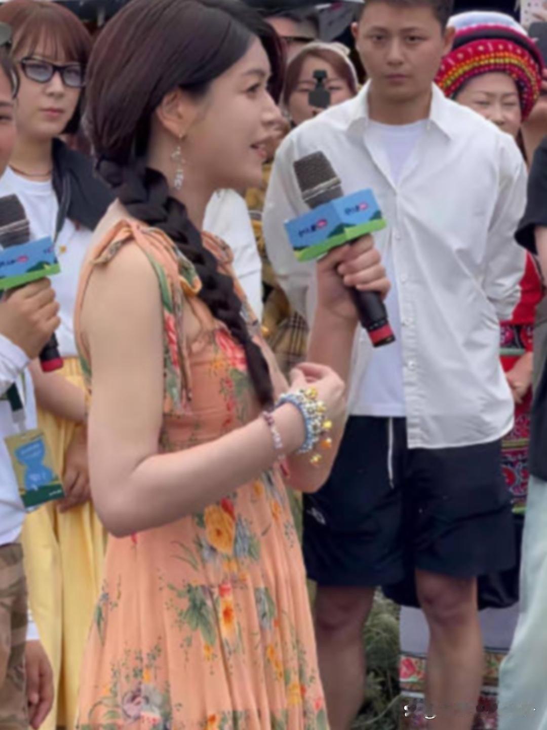 这假发也太不自然了吧，一看就知道是假的 