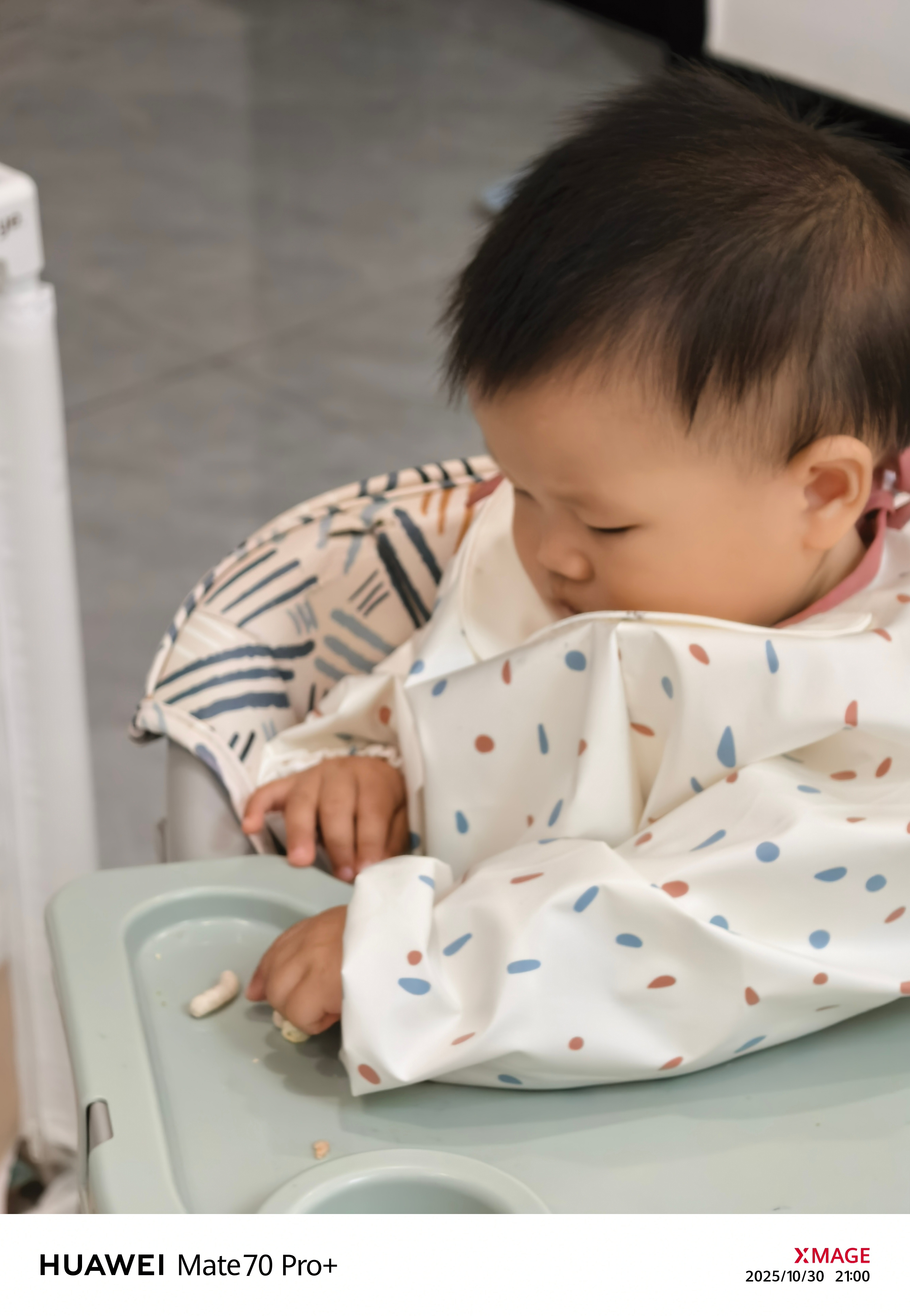 果然爱吃零食是从小开始的，我闺女今晚既不吃辅食，也不吃自己做的虾仁饭。唯独就吃我