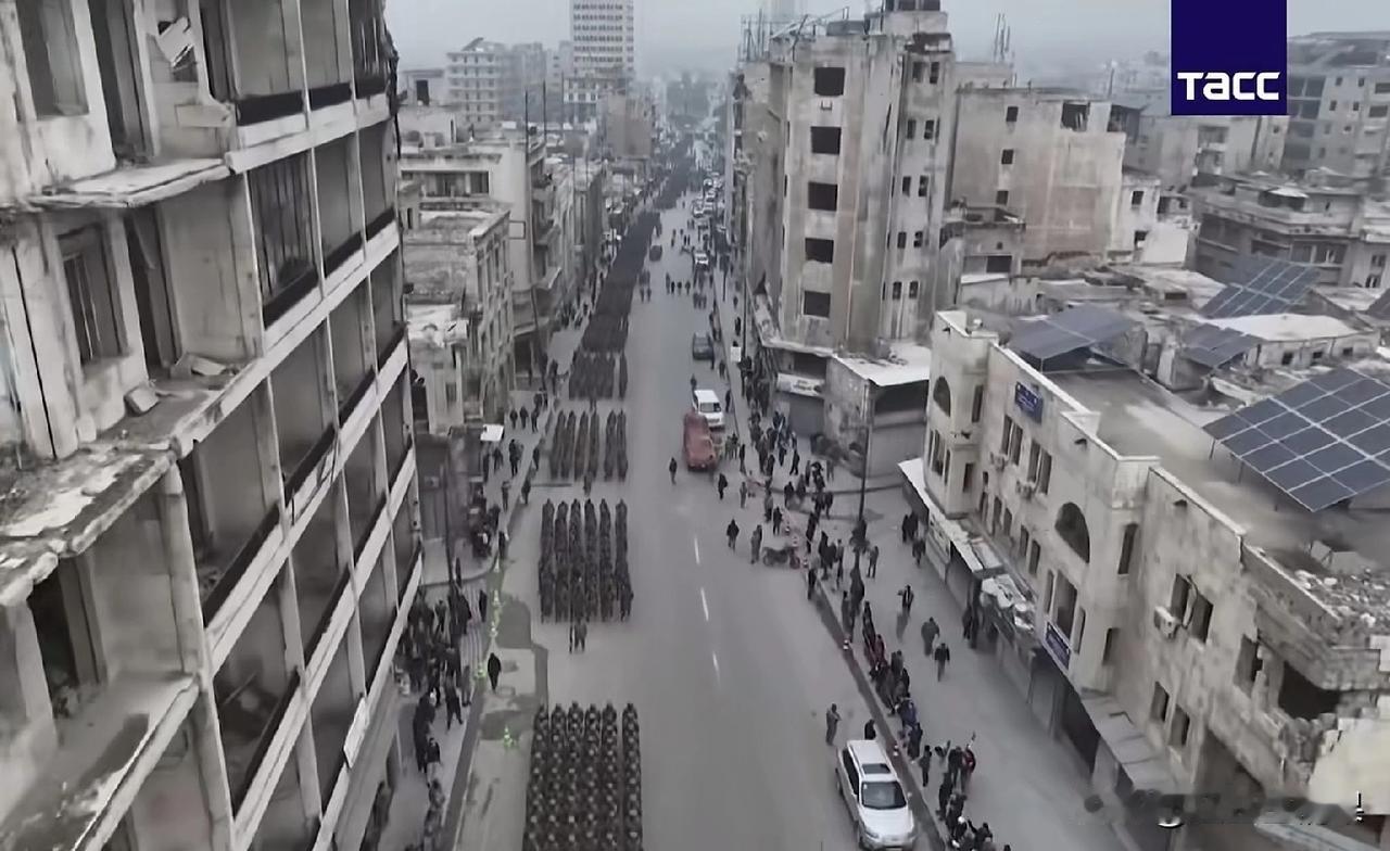 三十年河东，三十年河西。叙利亚现政府庆祝巴沙尔被赶下台一周年，而举行了大型阅兵式