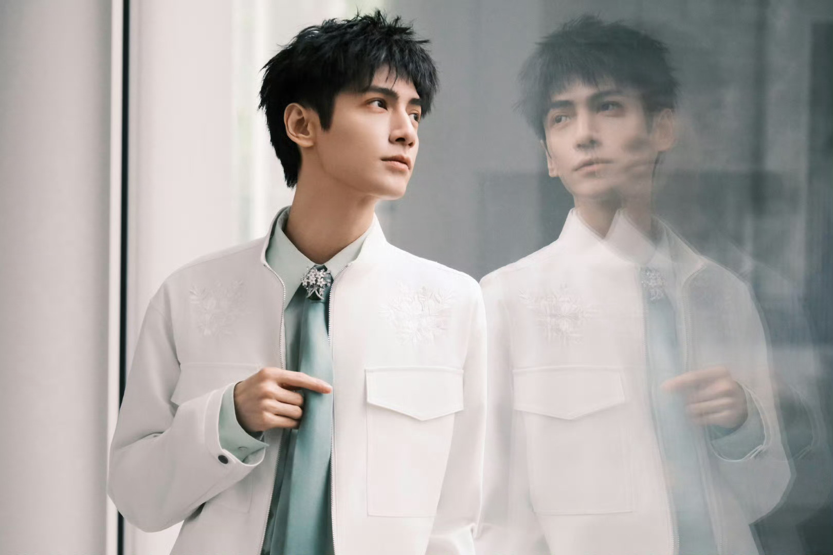 罗云熙春日清新look罗云熙播放春日序曲罗云熙播放春日序曲，很帅，真好看 ​​​