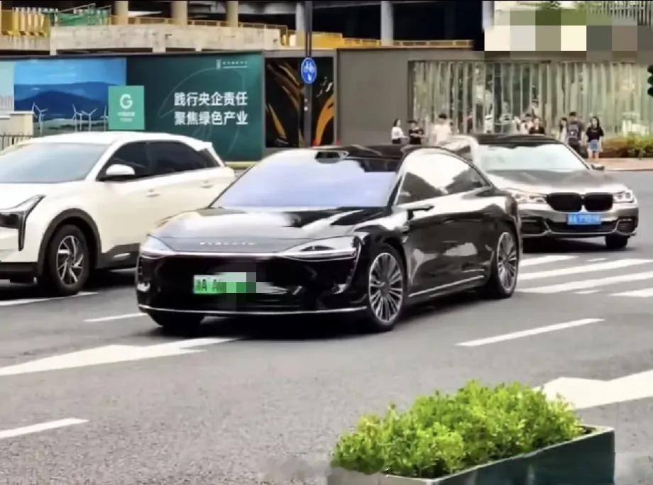 电车车主：现在还买油车，就相当于买功能机油车车主：买了个电子表，你非说这气场不输