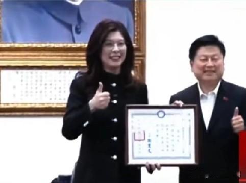 郑丽文访问大陆，着中山装，引起了台湾人的评论。这套衣服端庄得体，低调不失大气，非