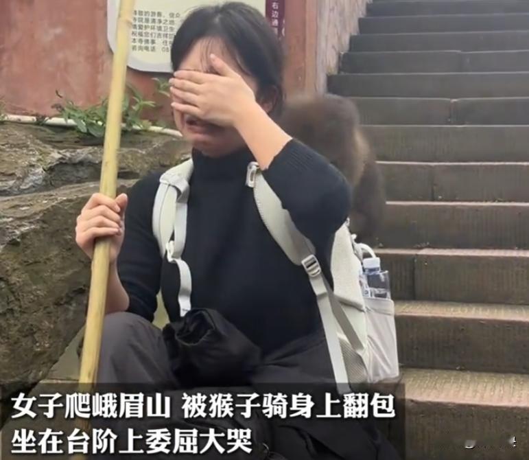 猴子估计也没想到，自己有一天会在外貌上受到了歧视。
 
女子在峨眉山的时候，一只