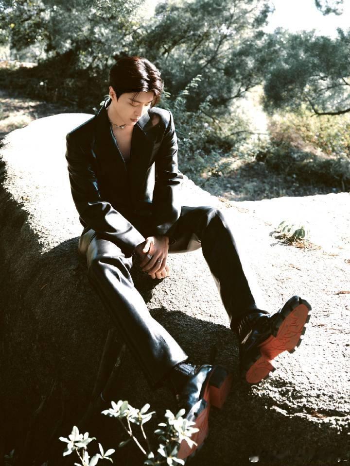 范丞丞金鸡奖上班路透，好挺拔的白衬衫少年  韩剧欧巴