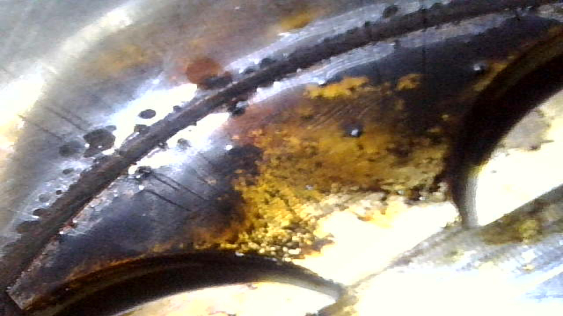 缸内全是油。搞得我怀疑自己的技术了。一遍又一遍的想，活塞间隙，活塞环间隙，活塞环