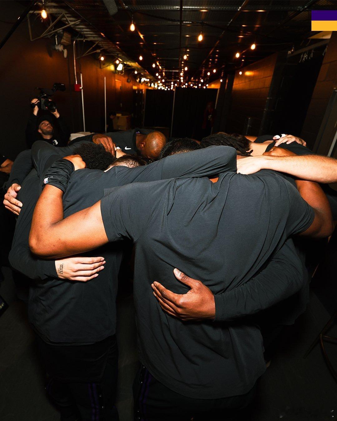 第二节还剩5分钟，目前詹姆斯12分、斯马特17分、肯纳德12分！ 