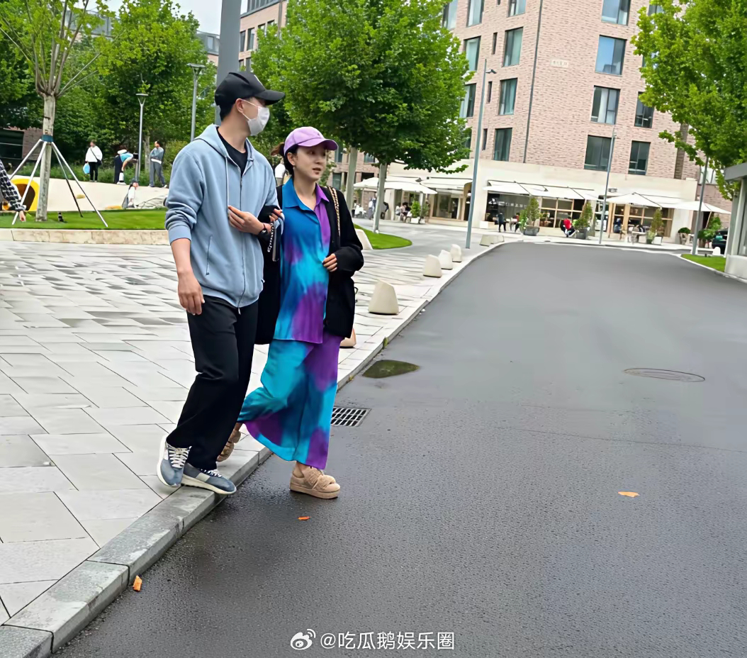 马龙夫妇三胎❓近日有网友在阿那亚偶遇马龙夏露带娃玩，两人手挽手在路上甜蜜行走，有
