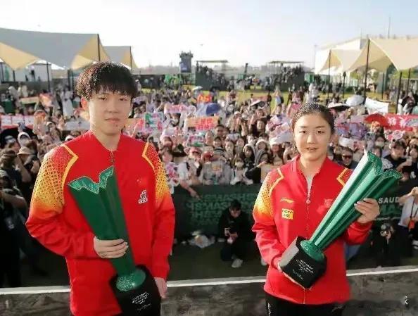 以前总看见到了孙颖莎和王楚钦双双夺冠一起拍照，但王楚钦有着接近一米八的个头，孙颖