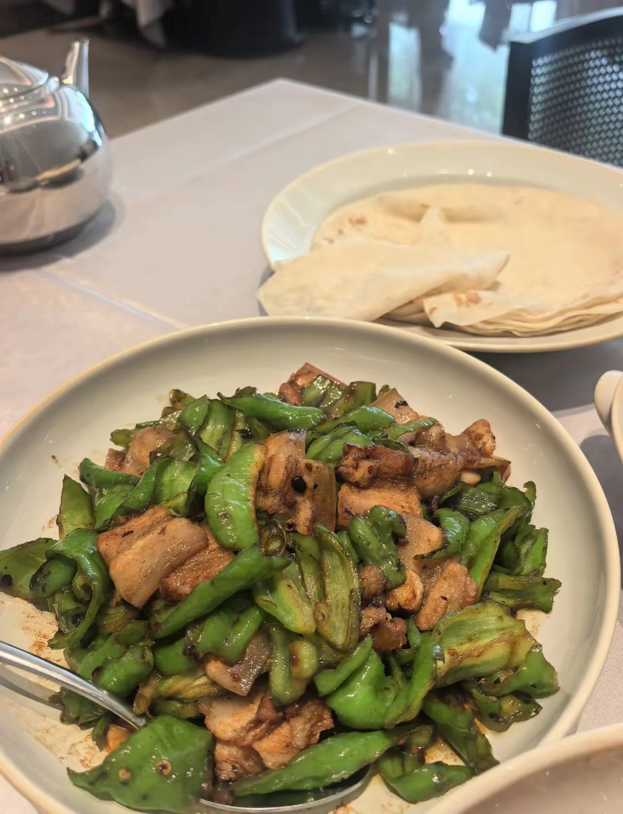 烟台万盛合，正宗鲁菜。环境高级，小番茄是送的，味道不错。价格，也不错…… 