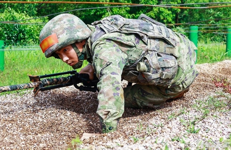前线熄灯号军营晚点名人民前线 战术协同砺尖刀劈波斩浪练硬功硝烟深处显锋芒雨幕淬锋