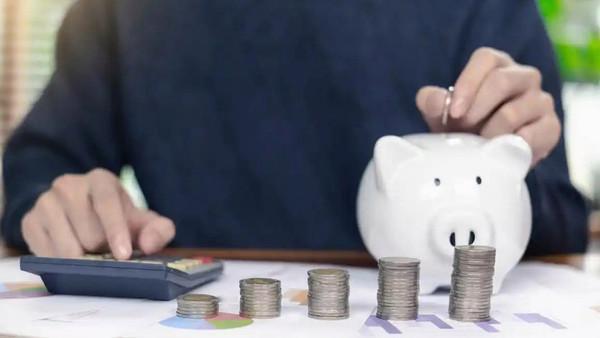 “新三金”已成为年轻人理财的“标准配置”。不同于传统实物“老三金”，这一组合由货