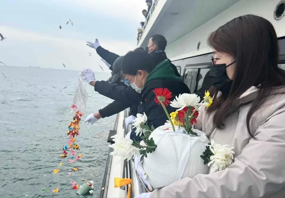 这个儿子白养！吉林辽源，女子将父亲的骨灰海葬，却没通知哥哥，哥哥大怒，怪妹妹把父