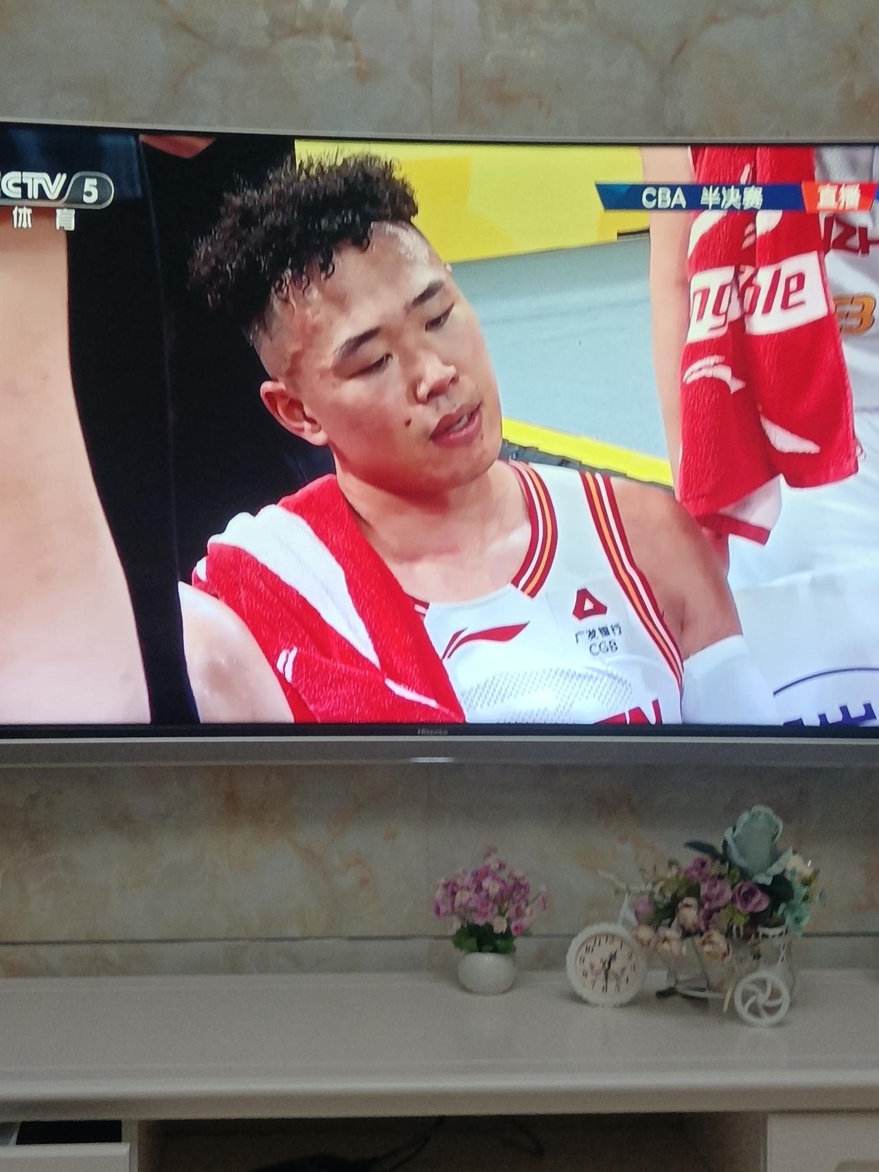 昨天晚上浙江广厦主场与深圳队的比赛，广厦外援布朗还是表现神勇，深圳队双人包夹也防