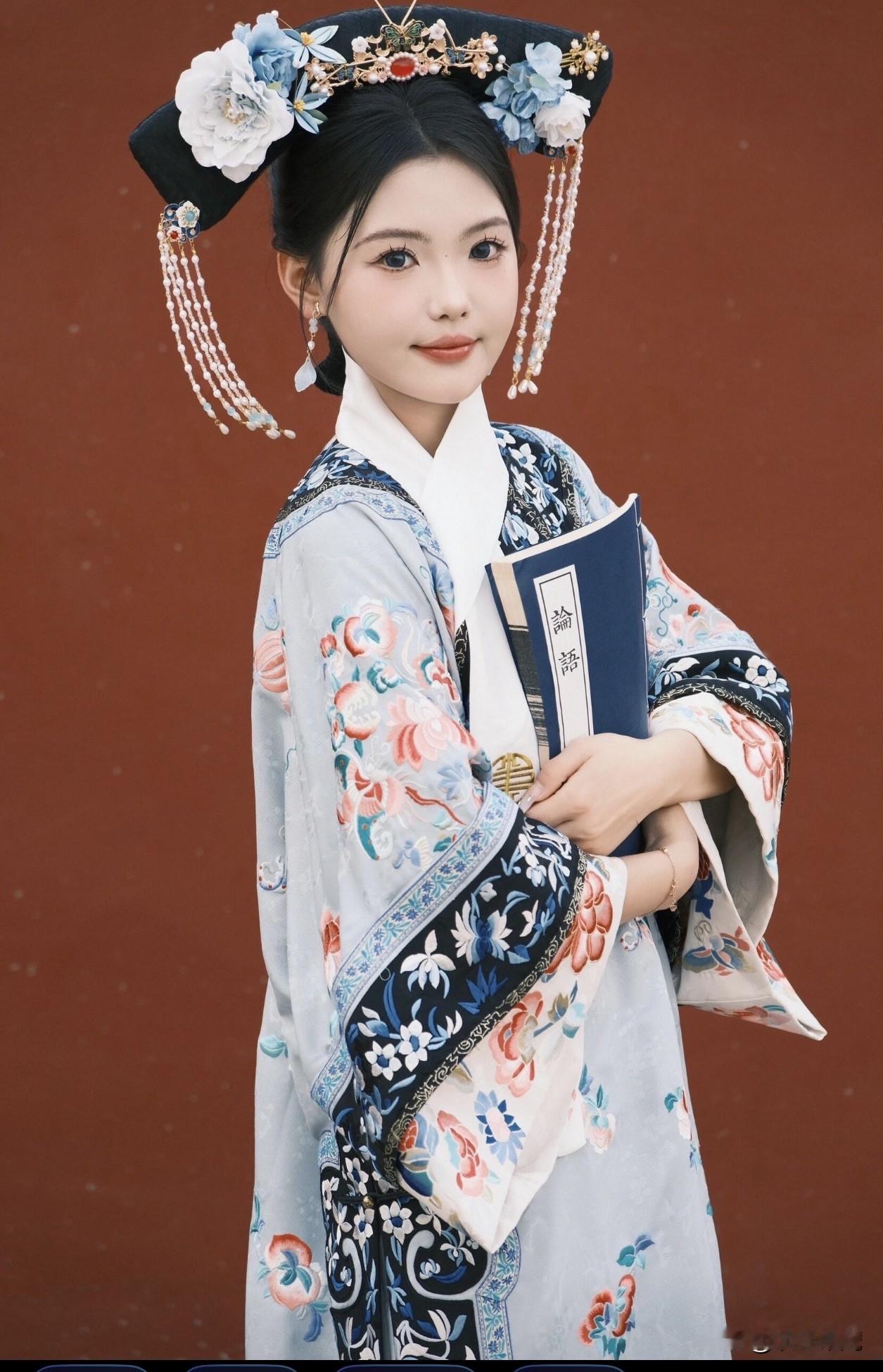 美丑妍媸，百姓心中皆有定数，恰似那精准权衡的秤杆，称量出世间万象的真章。
清装格