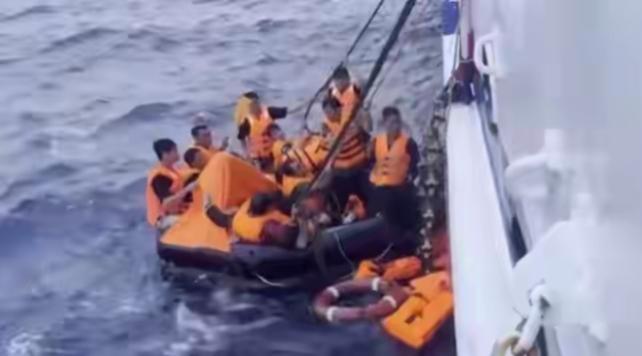 一艘越南籍船舶“KHOI NGUYEN 18”，在南海海域遇险沉没，船上共有62
