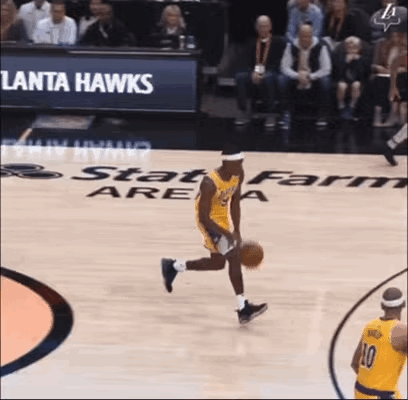 已知：湖人球员朗多三步上篮，对方防守球员已放弃防守，另一湖人球员詹姆斯从左侧底角