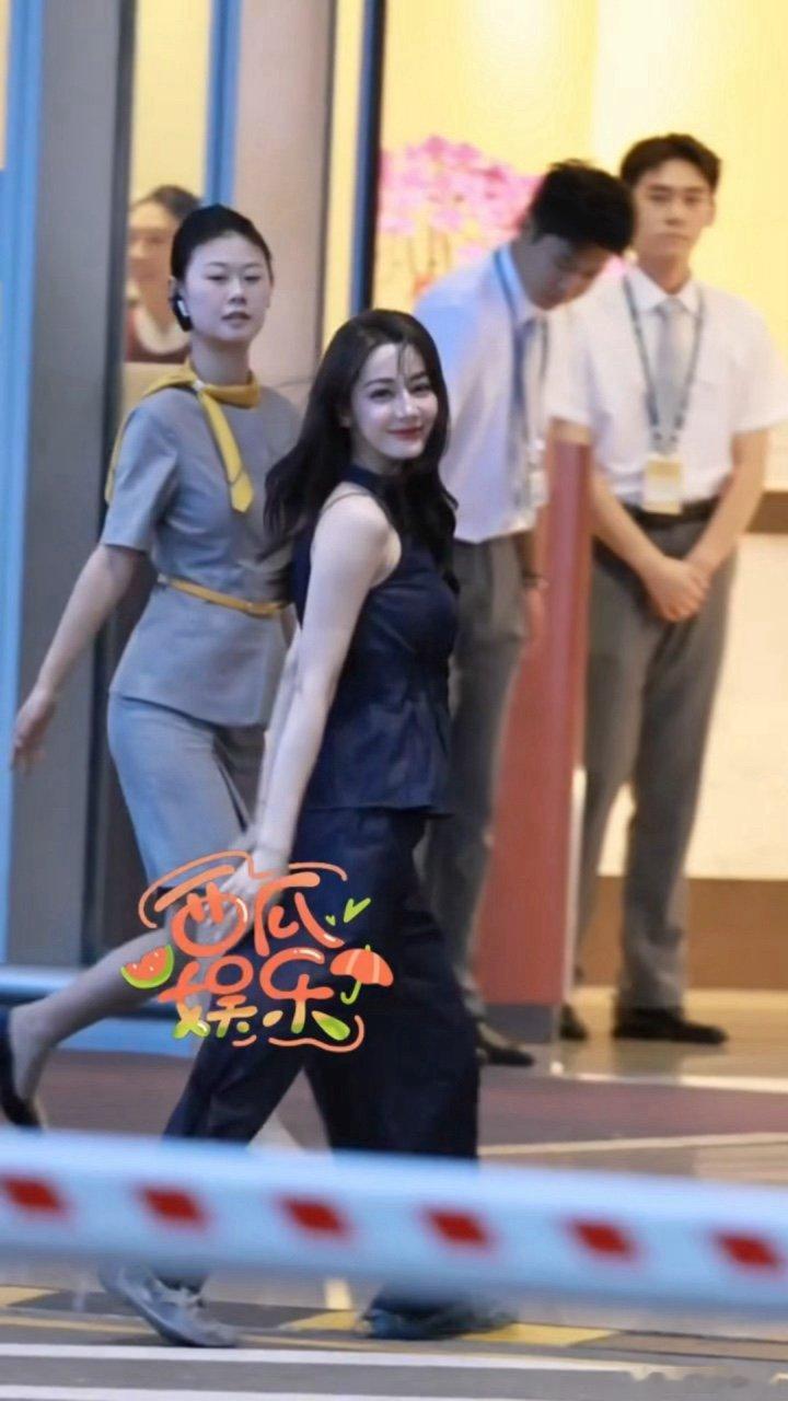 迪丽热巴后系鞋带迪丽热巴系鞋带的方式  迪丽热巴可可爱爱 