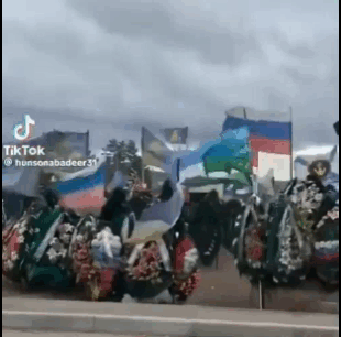 在俄罗斯的布里亚特乌兰乌德，旗帜（军事人员专属）一眼望不到头，还挖了很多已经预订