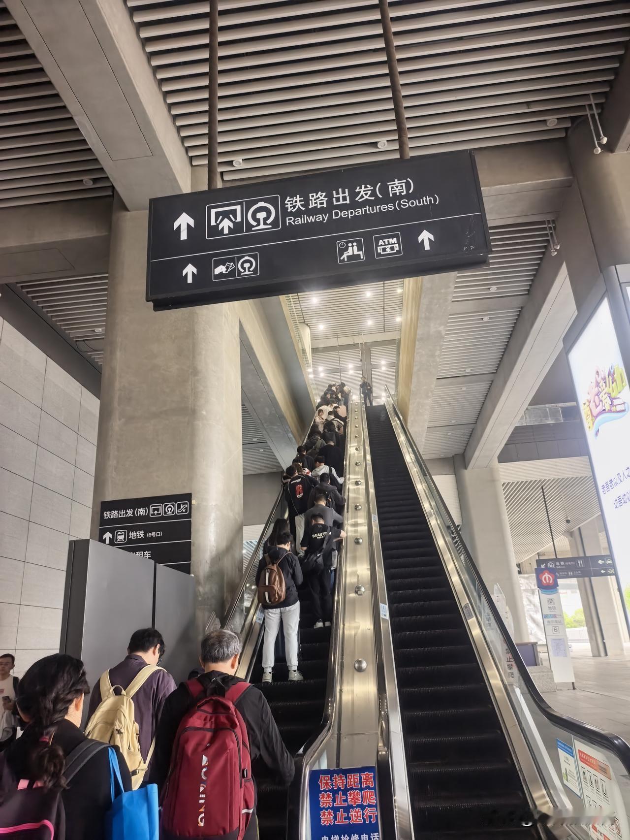 亲自体验南京地铁两条线路，上座率也不高
有人老是说昆明地铁上座率不高，随时都有