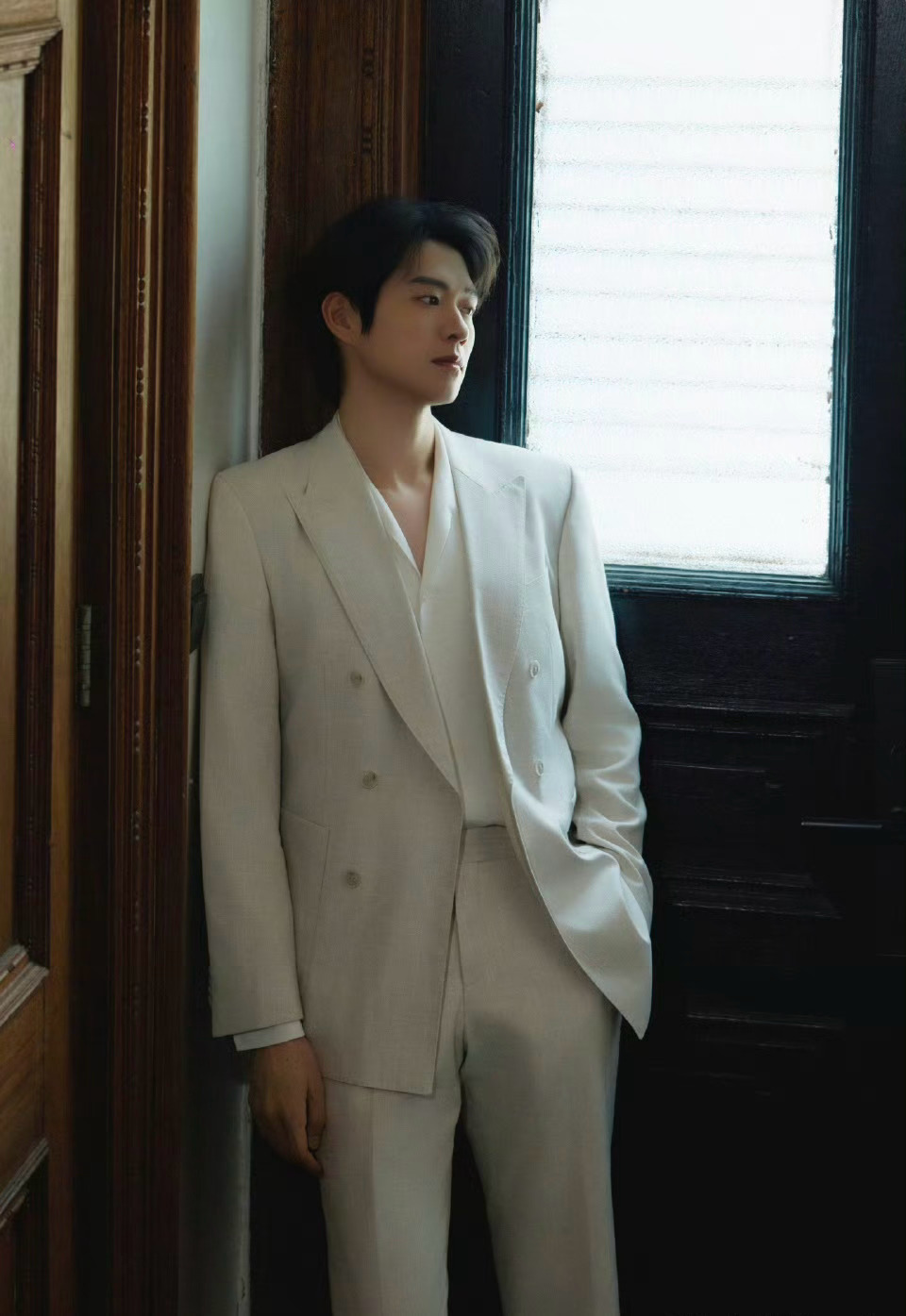 魏大勋 × 今日品牌活动，身着 Brunello Cucinelli 白色西服套