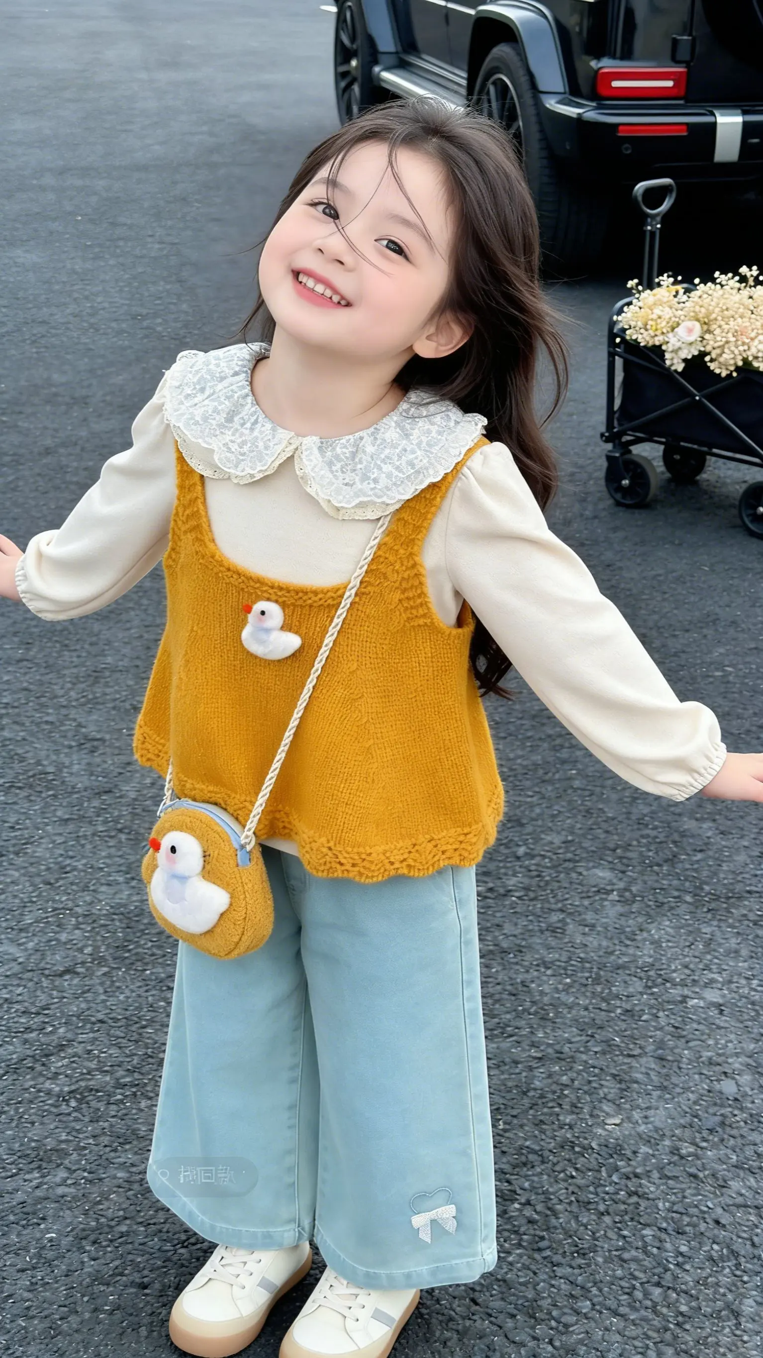 姜黄色针织背心+蕾丝领白衬衫，显白又元气。