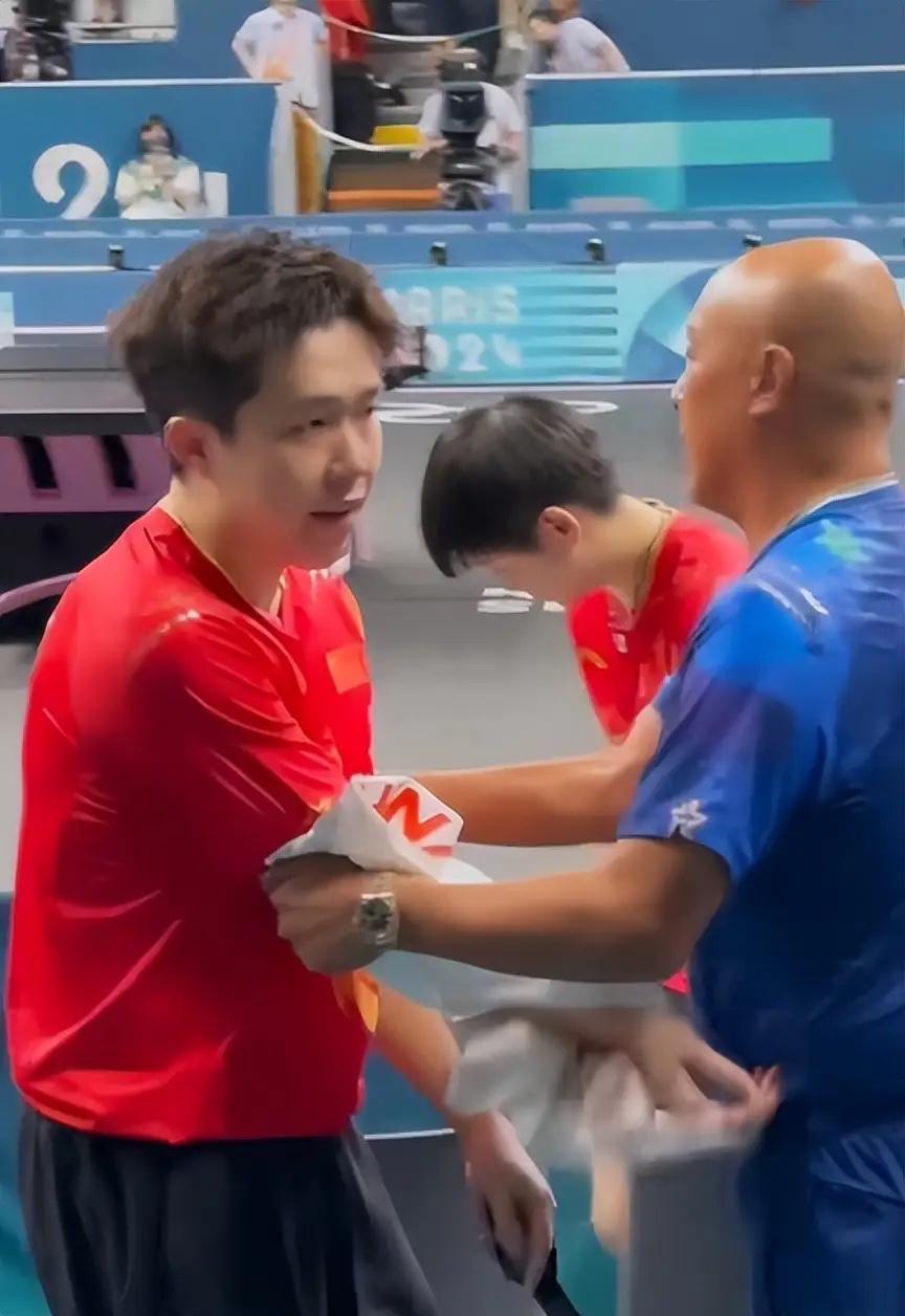 完整看完本次WTT冠军赛男团半决赛的现场观众李叔，直接点开手机里存的全程场边录像