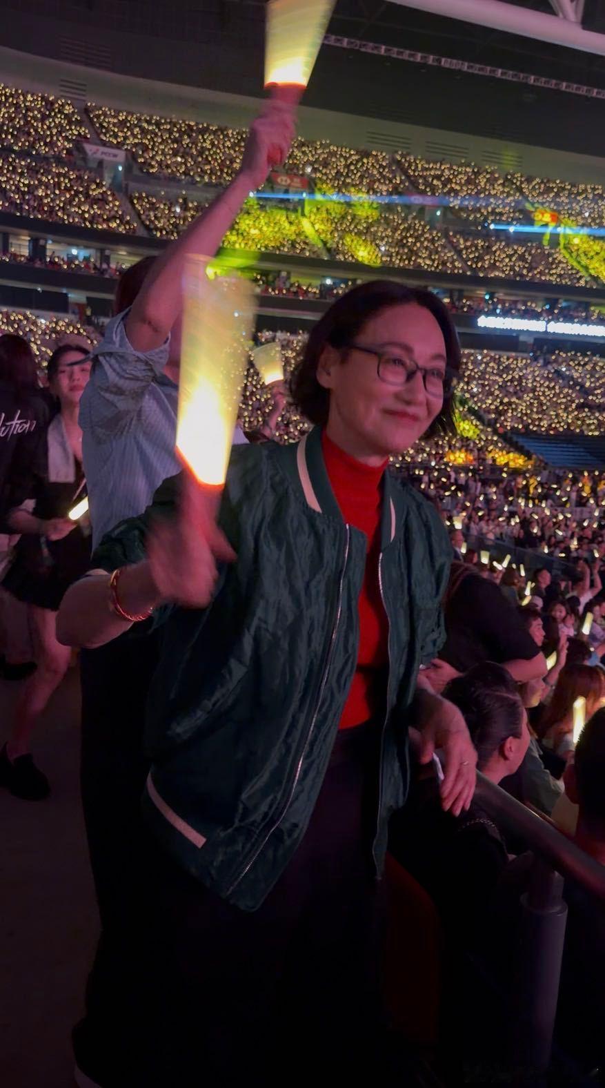 惠英红台下与李克勤合唱 这个英皇演唱会好有意思！惠英红沉浸式听歌还隔空跟李克勤合