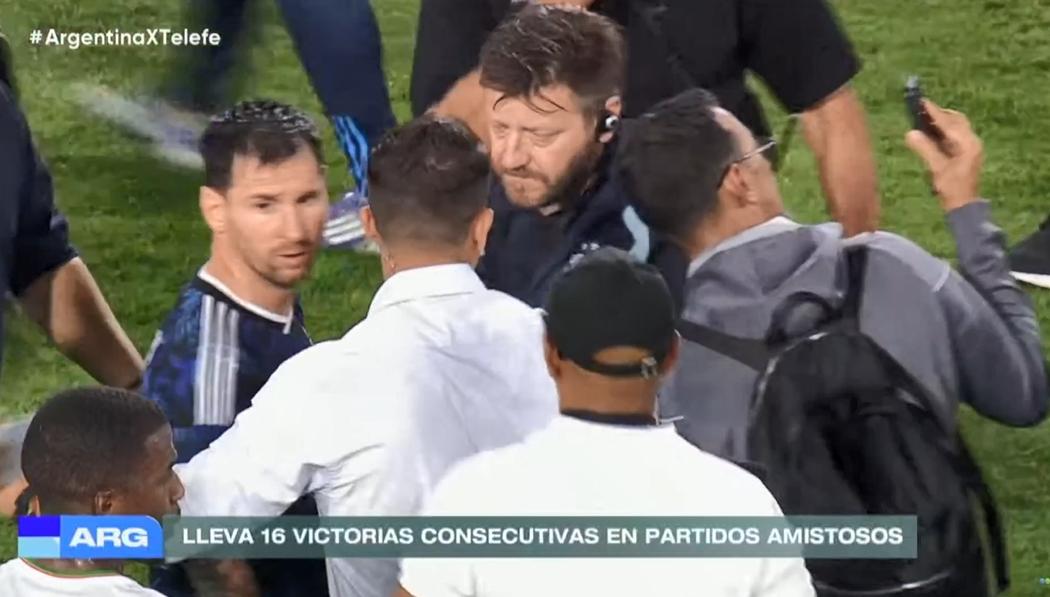 梅西赛后被对手工作人员包围合照，梅西有点懵懵的
03月28日 友谊赛，阿根廷2-