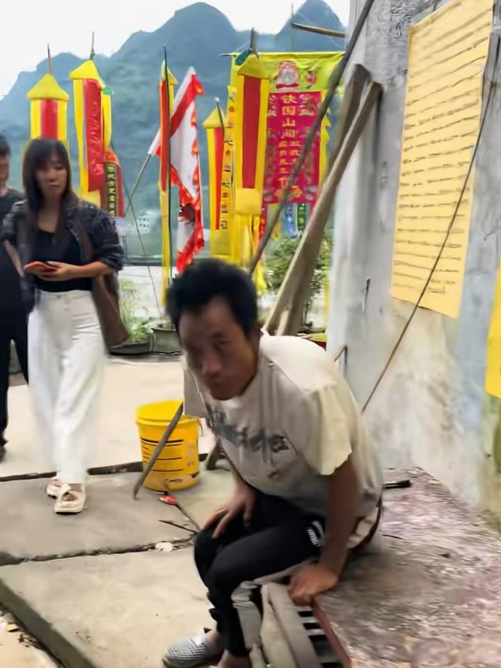 杨玉敏离世后有些细节令人发醒。
杨玉敏已顺利安葬，但丈夫仍然被自媒体追的六神无主