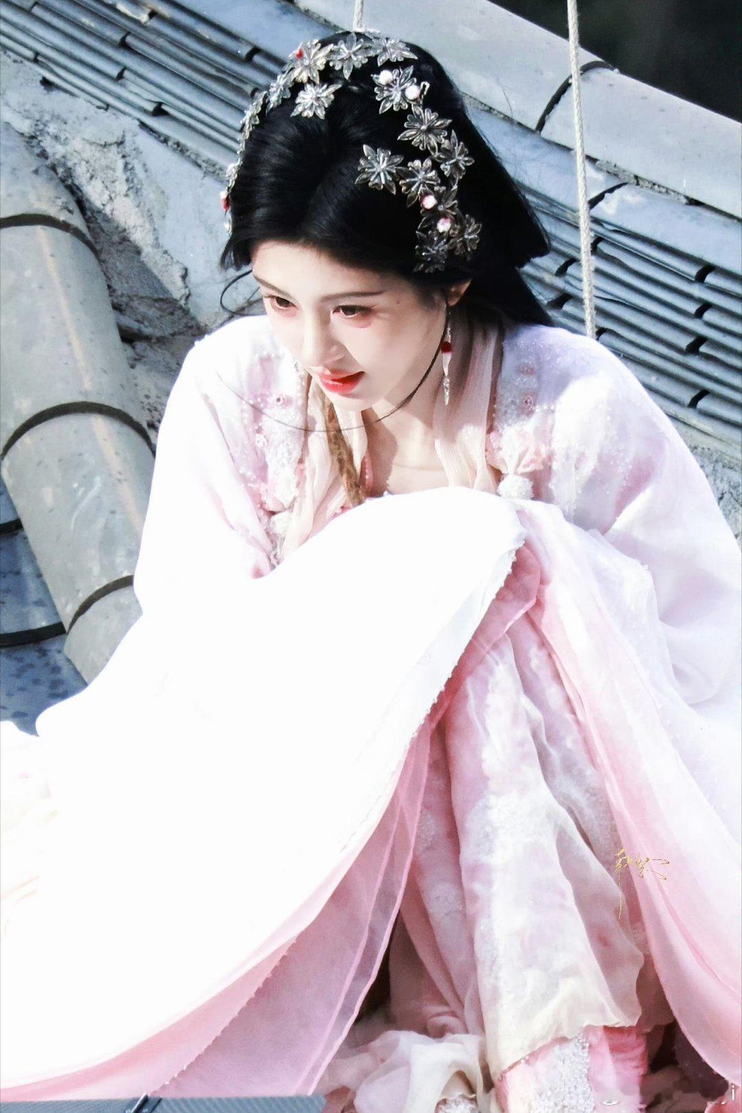 鞠婧祎苏绿夏 jjy鞠婧祎万花世界“神明赋予万物至生命，你赋予我深情而浪漫的爱意