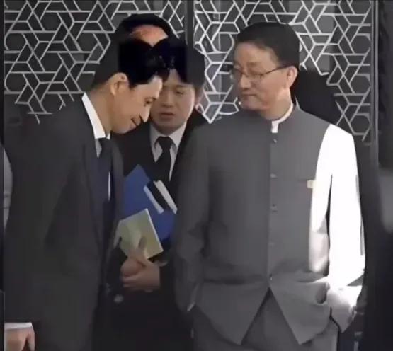 这两张图片放在一起看了之后，确实让人感觉非常提气，这就是大国应该有的样子！

我