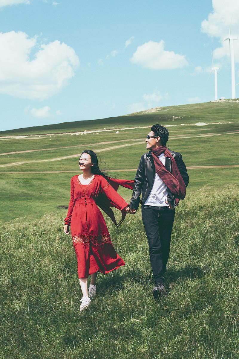 娱乐圈还能找到这样的夫妻？红装同框甜到心，低谷时她的选择太戳人
 
提到娱乐圈的