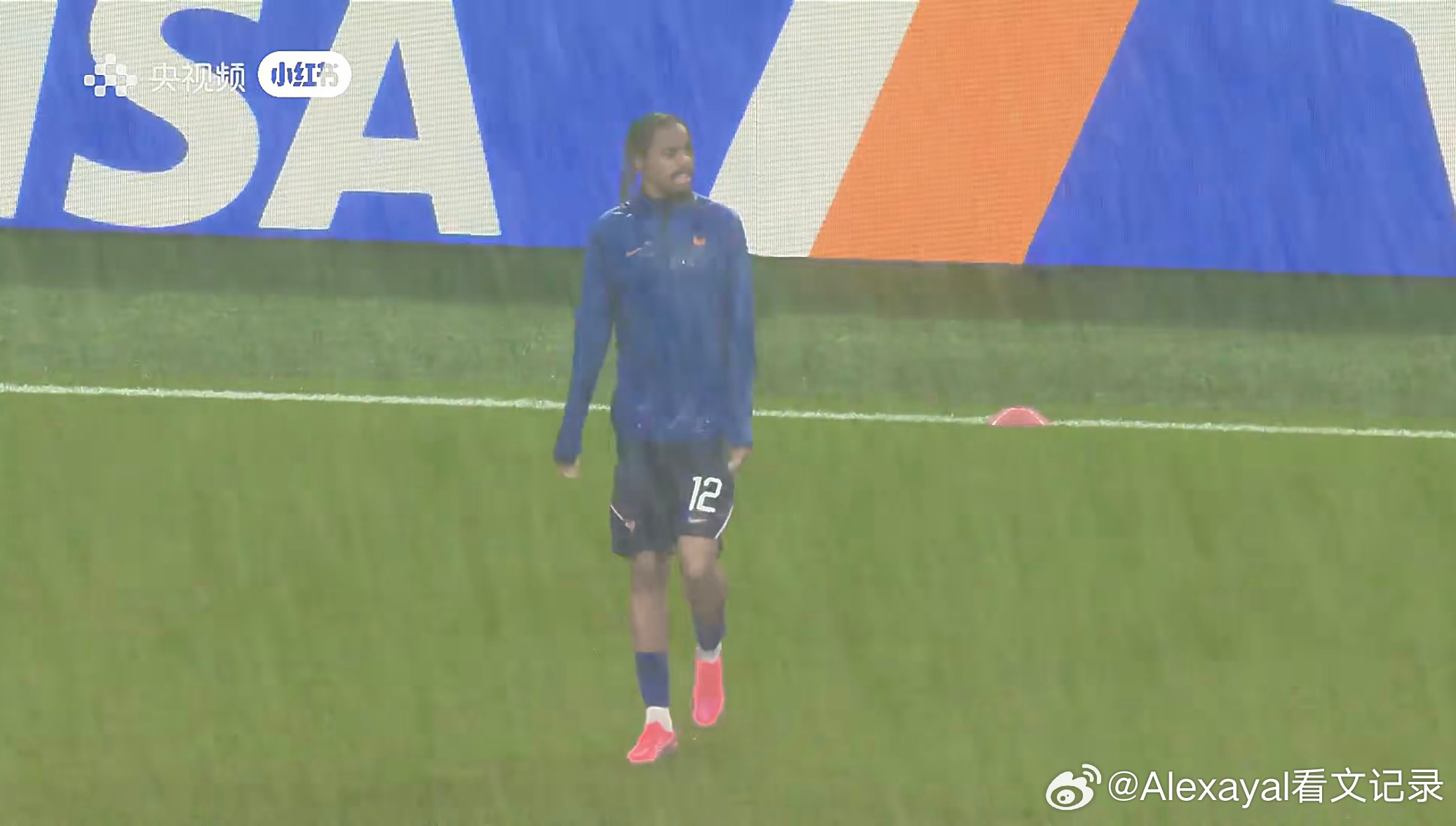 法国vs伊拉克 好大的雨那么大的雨配上很有节奏感，积极向上的歌还是蛮热血的hhh