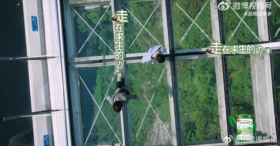 徐志胜偷偷拉尹正手了猝不及防的亲昵小动作！尹正直白吐槽超真实，自然打闹日常，综艺