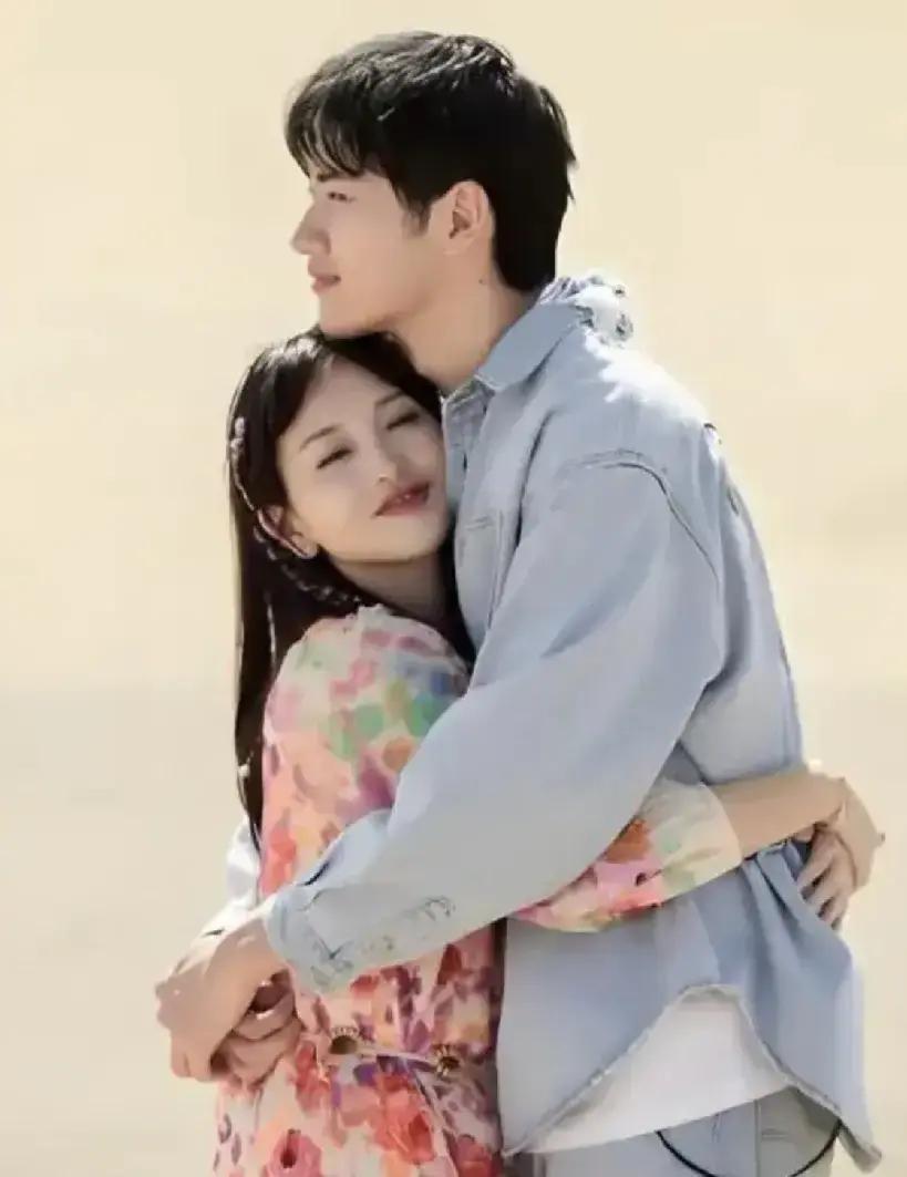 金莎被小19岁男友求婚的消息刚冲上热搜，评论区就炸锅了。
42岁的她还没点头，网