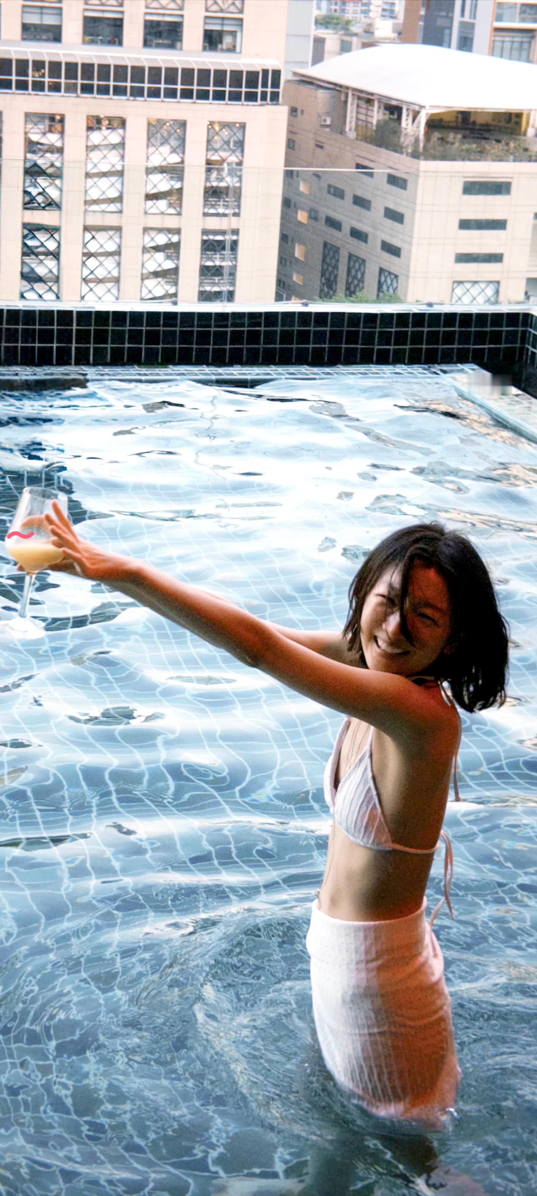 周冬雨 泳装👙👙👙 