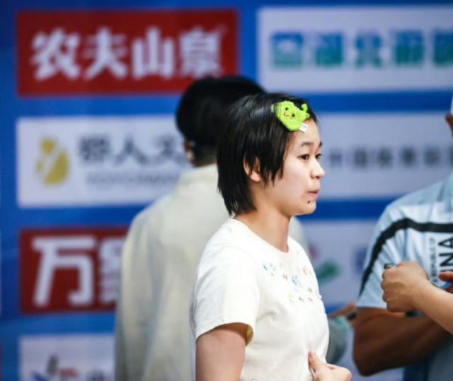 全红婵的发夹好可爱武汉全国跳水冠军赛现场，全红婵因伤退赛后现身观赛，头戴绿色卡通