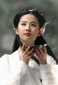 张纪中在综艺中爆料，当年选小龙女时竟考虑过刘晓庆！虽因年龄气质不符最终选了刘亦菲