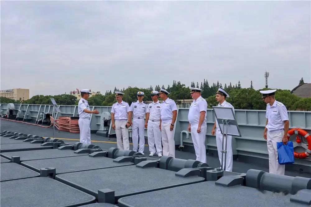 差距好大呀！中俄主力战舰对比，不知道俄海军官兵心理会咋想。

正在上海访问的俄罗