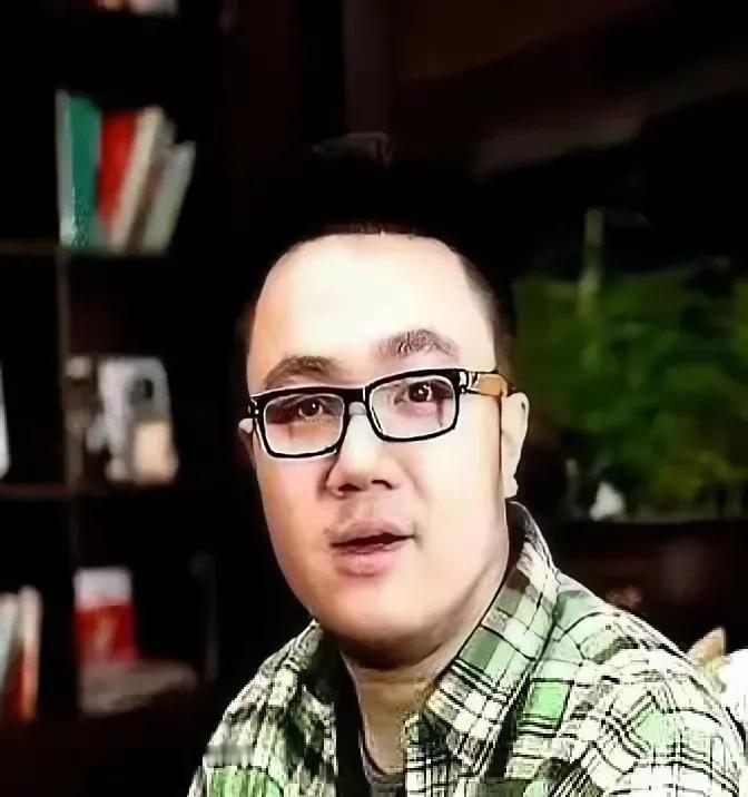 巴图的继父赵玉吉，陪伴自己长大，还帮助自己带孩子，比亲爸还亲，被亲情包围，看来再