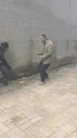 老小孩，一点不假，两位大哥在打闹，仿佛又回到了童年，自找乐趣忘掉了所有的烦恼，愉