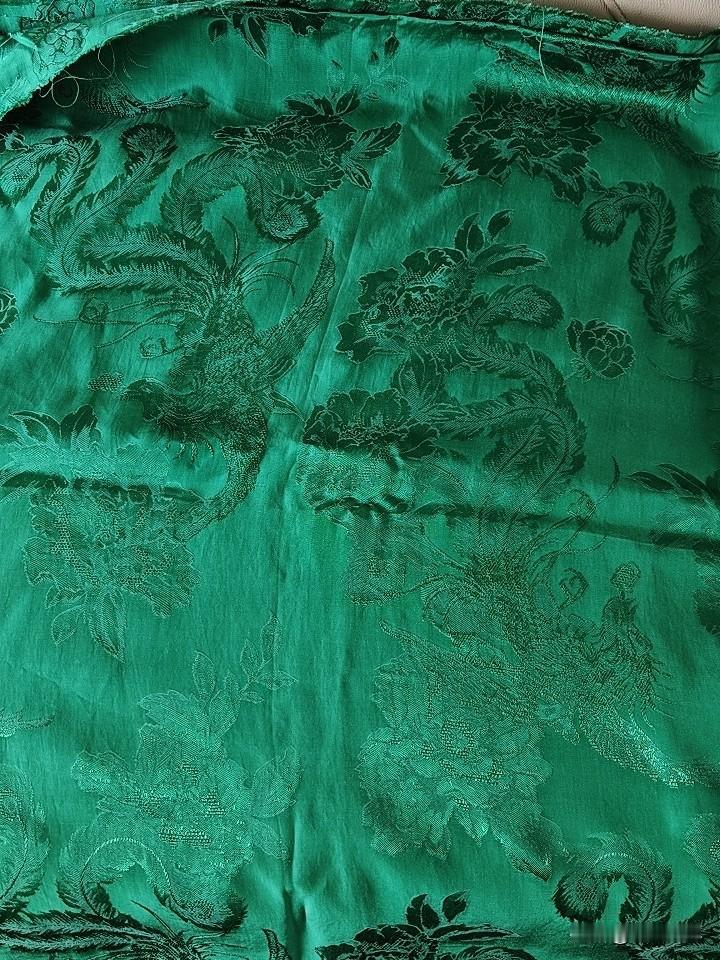 最近在忙啥？
这两天我在听老师讲裁剪
这不马上夏天来临了吗
想给自己整一套衣服