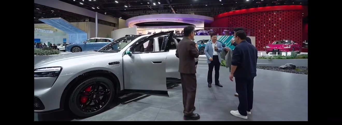 余承东教王天放挂衣服还挺有意思的啊，而且大家人品都很好，余承东教王天放挂衣服，整