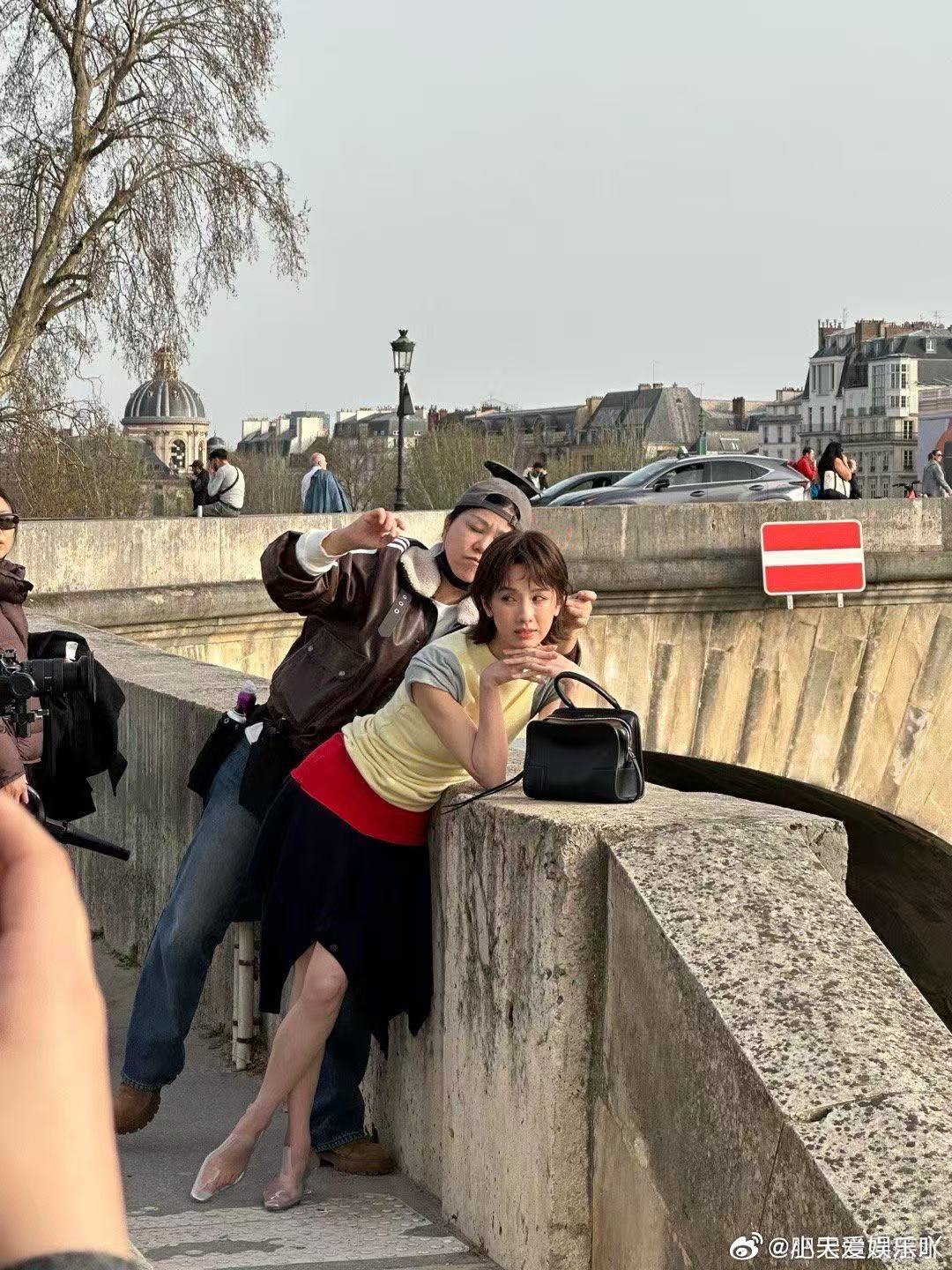 巴黎偶遇陈都灵 没想到短发的陈都灵这么有味道，巴黎街头文艺氛围感拉满，清冷又温柔